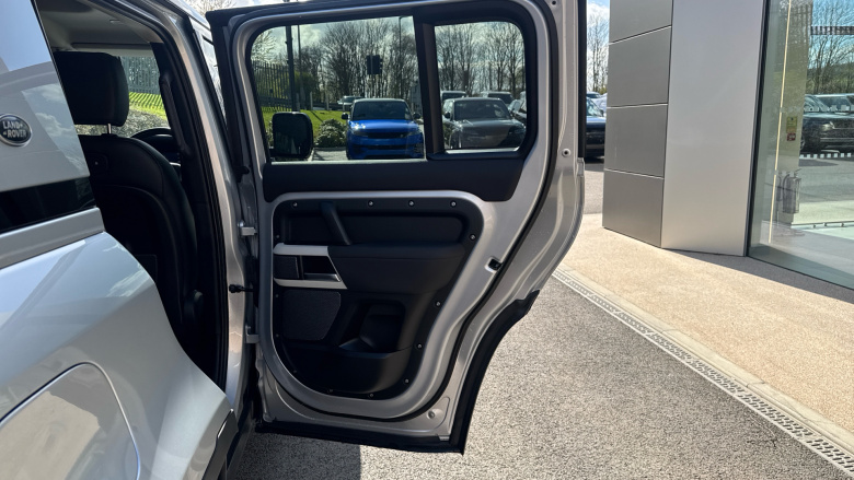 Land Rover Defender 3.0 D300 SE 110 5dr Auto Diesel Estate